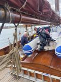 Das Schlauchboot wird geputzt