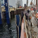 Ausrichten des Schiffes zwischen den Stützen